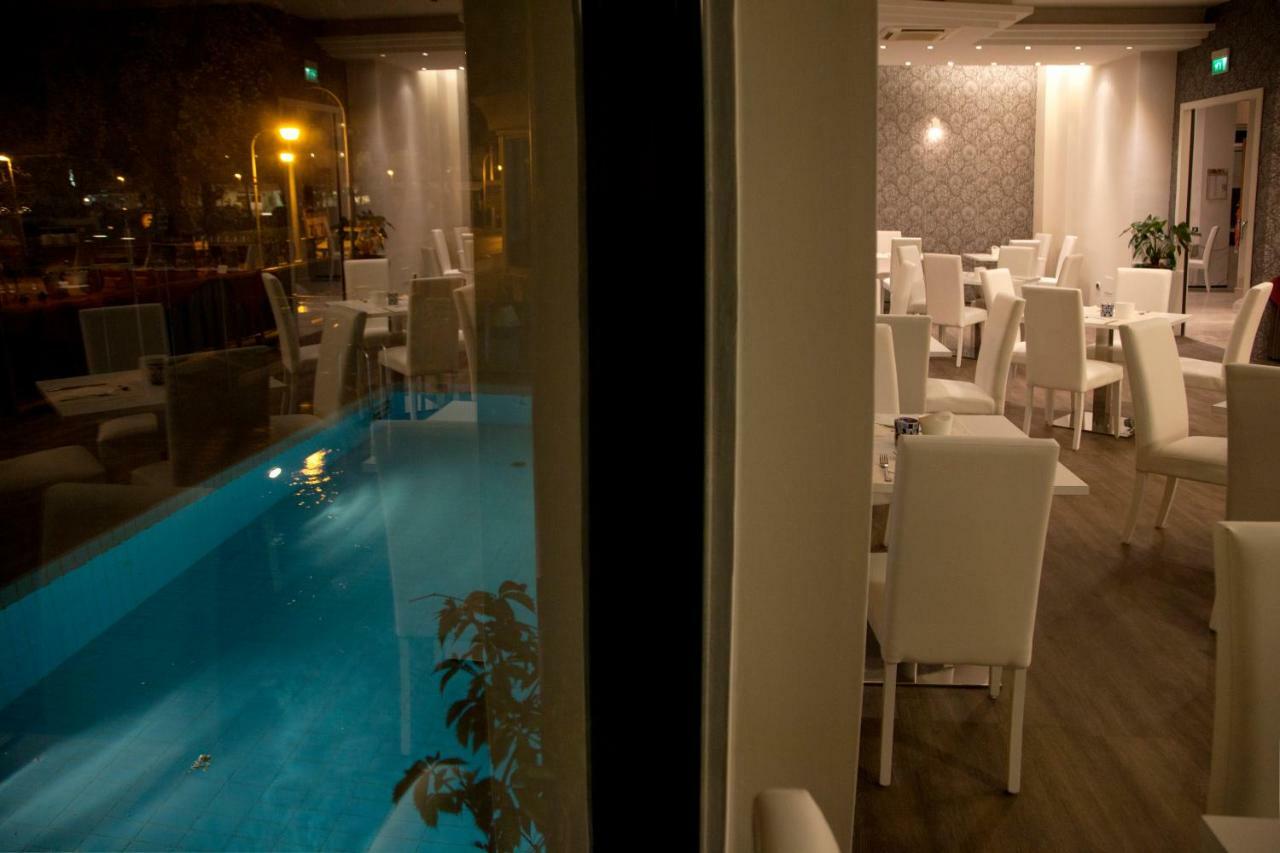 Hotel Montecarlo - Vista Mare Con Piscina & Area Fitness Риччоне Екстер'єр фото
