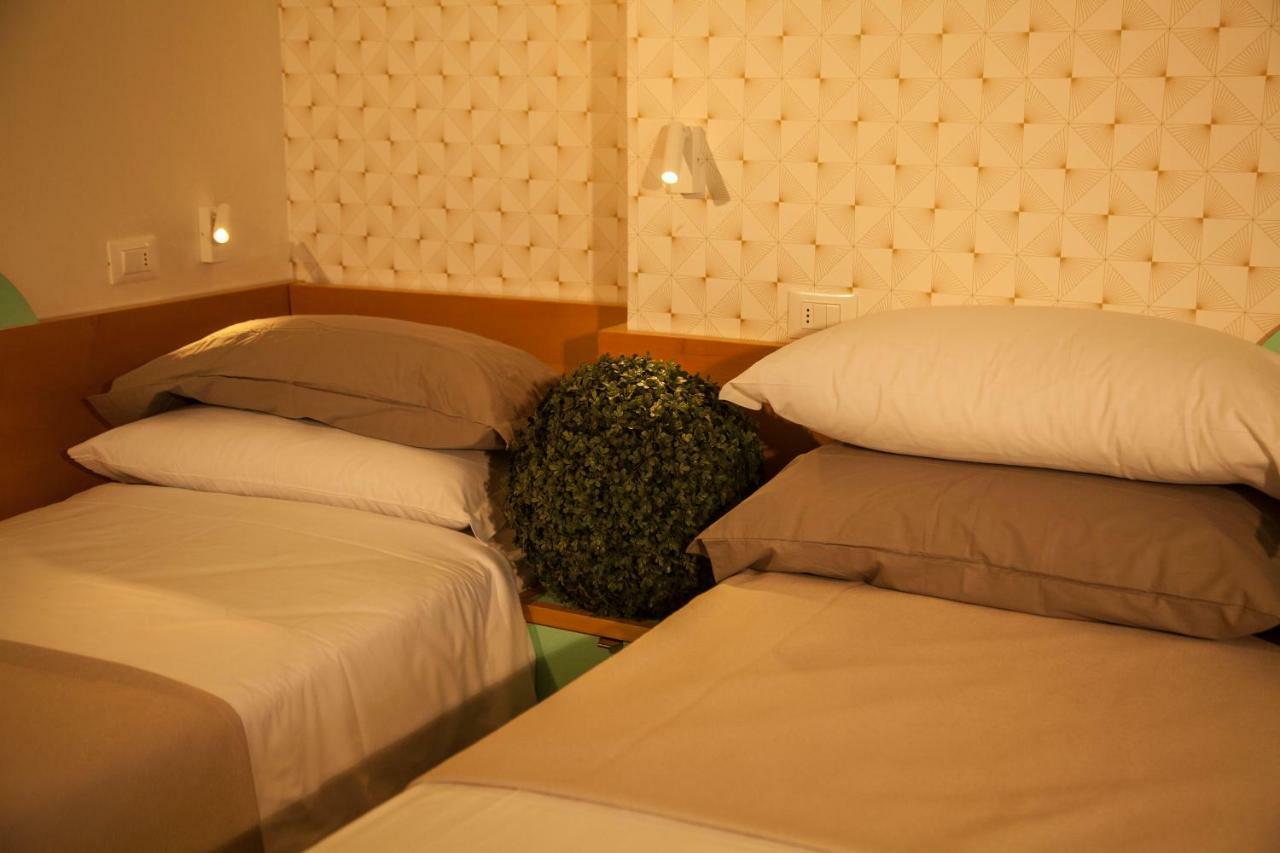 Hotel Montecarlo - Vista Mare Con Piscina & Area Fitness Риччоне Екстер'єр фото