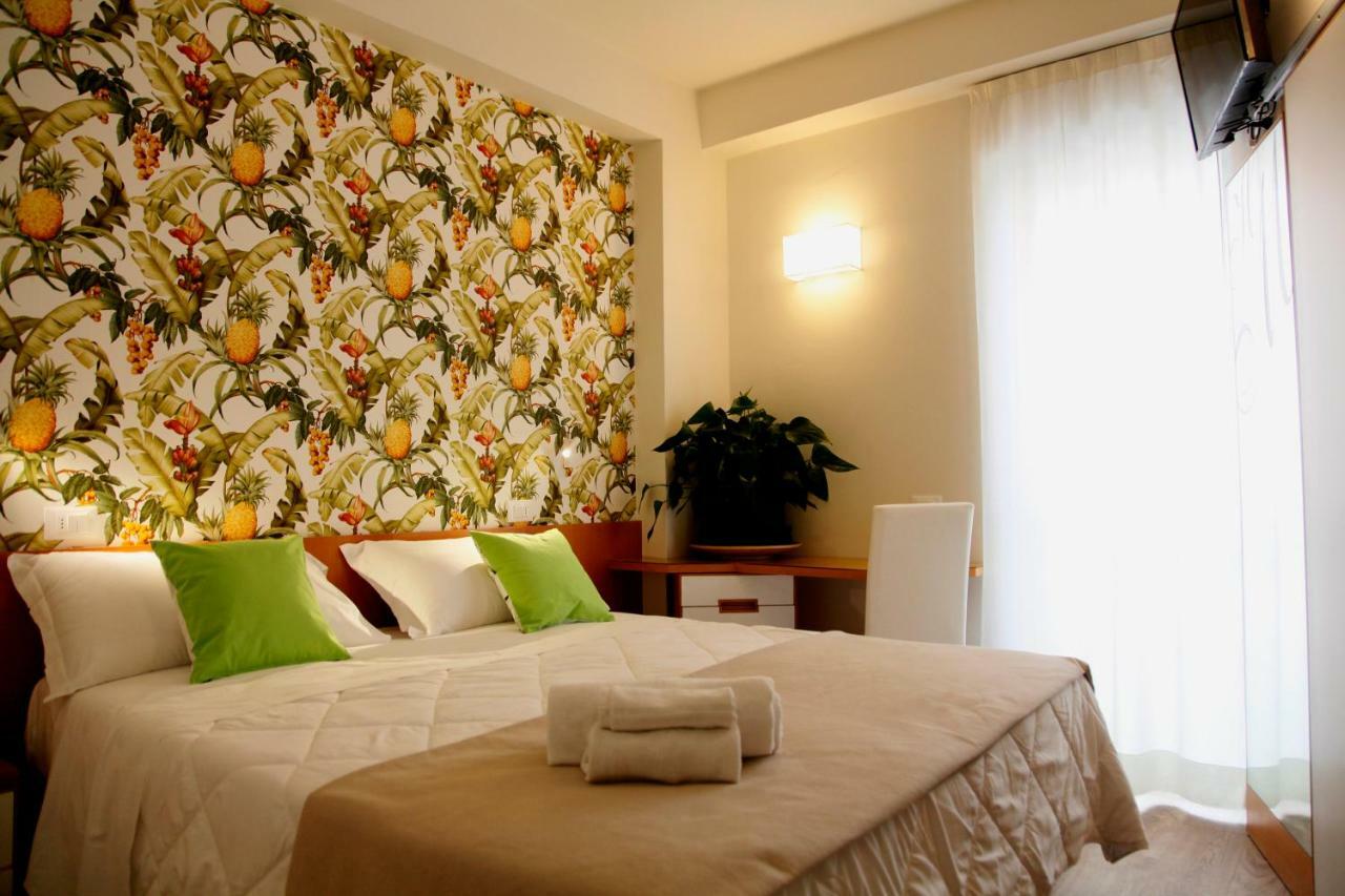 Hotel Montecarlo - Vista Mare Con Piscina & Area Fitness Риччоне Екстер'єр фото