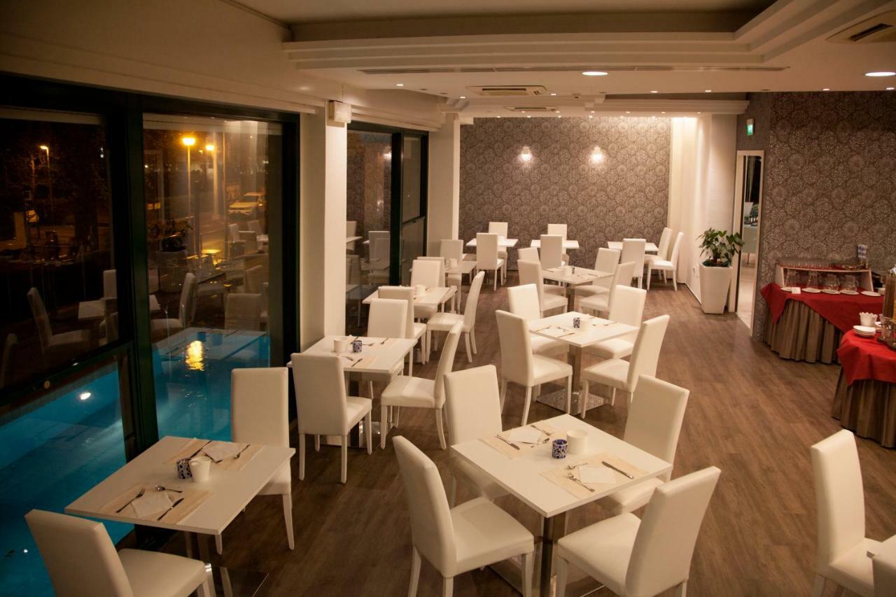 Hotel Montecarlo - Vista Mare Con Piscina & Area Fitness Риччоне Екстер'єр фото